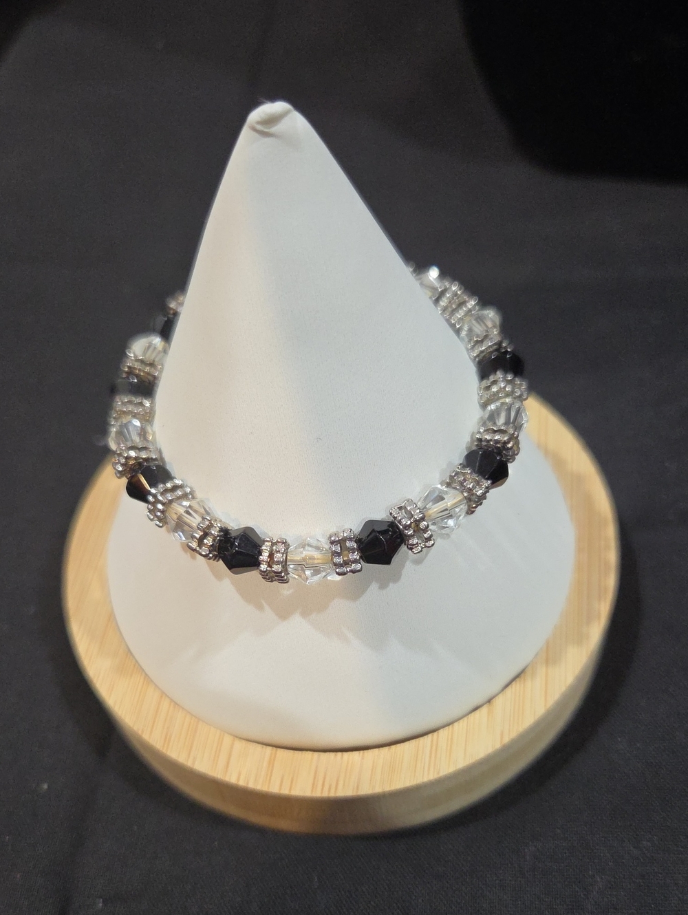 GLASS FACETED BLACK AND CLEAR BEADED STRETCH BRACELET